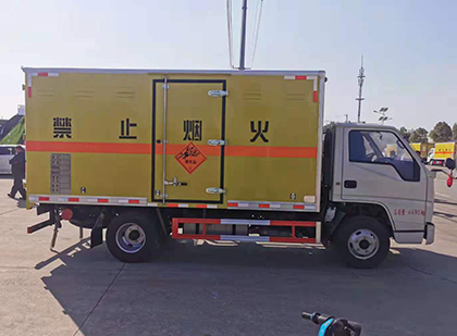 镇康爆破器材运输车工人安全操作规范与智能技术保障